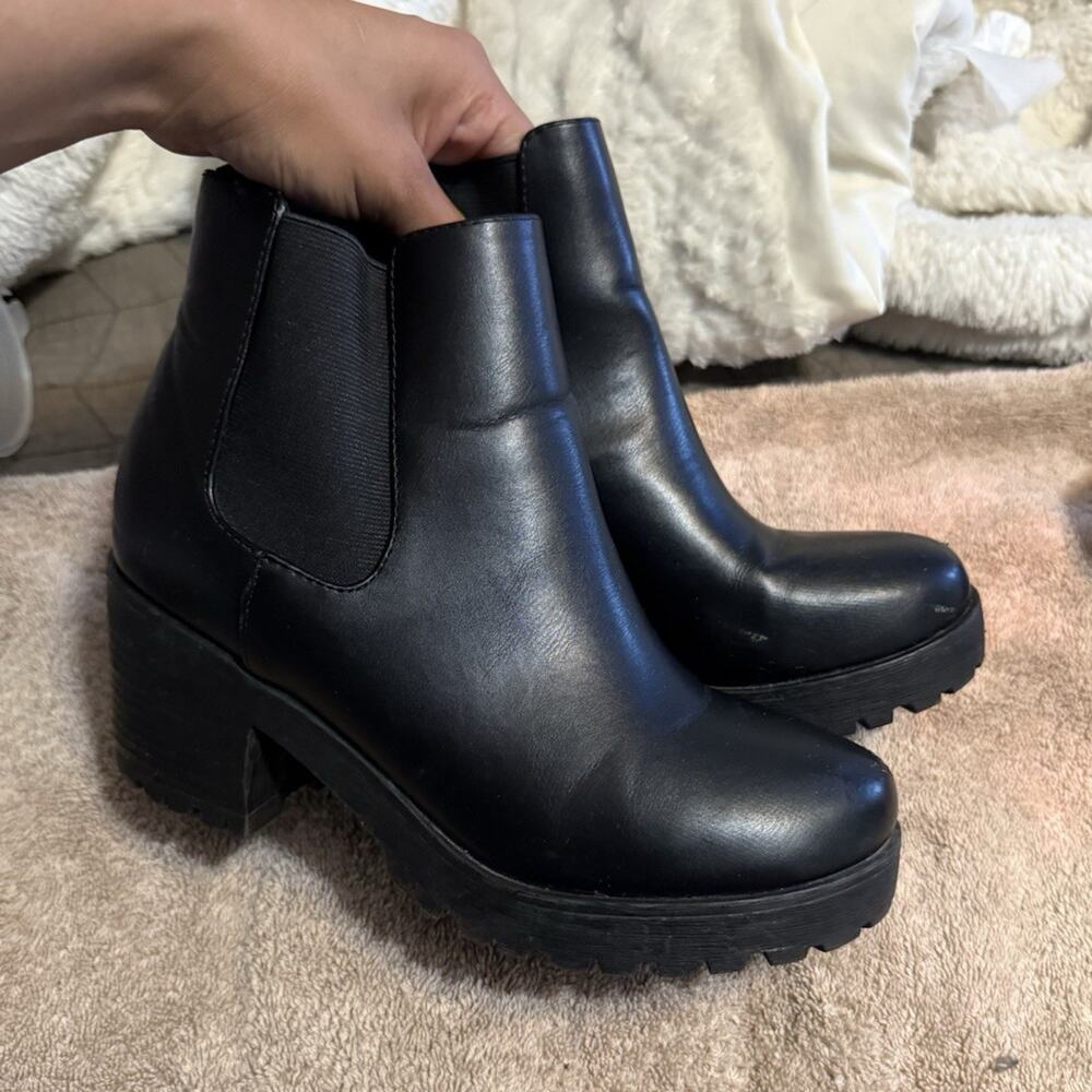 Women’s Black Leather Ankle Boots Round Toe Pull-On Rubber Sole US 8.5 w